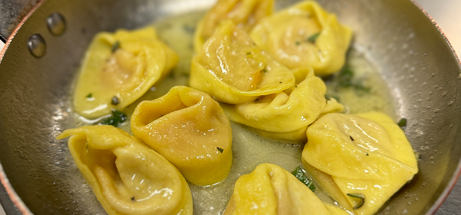 L’Arte delle Paste Ripiene: Cappelletti, Tortellini, Cappellacci e Anolini dell’Emilia-Romagna